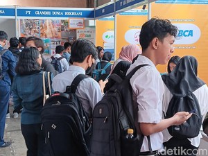 Momen Para Pencari Kerja Ramai-ramai Serbu Job Fair di Jakarta