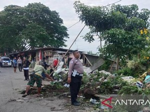 Truk Tabrak Kios Tanaman Hias-Pohon di Karawang, Penyapu Jalan Tewas