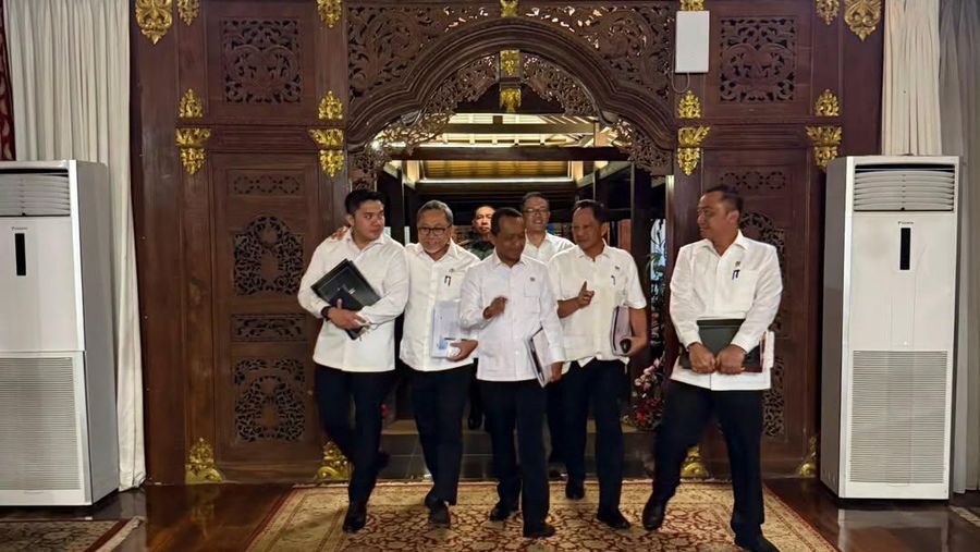 Presiden Prabowo Subianto secara mendadak memanggil sejumlah menteri Kabinet Merah Putih dan beberapa kepala lembaga di kediaman pribadinya di Hambalang, Bogor, Jawa Barat, Selasa (19/8/2025) malam. (Instagram/sekretariat.kabinet)
