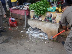 Satpol PP Bongkar PKL Liar di Atas Drainase di Bojonggede Bogor
