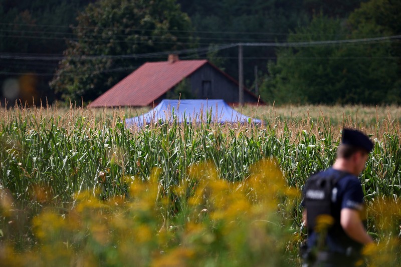 Sebuah benda tak dikenal jatuh dan meledak di ladang jagung semalam di Polandia timur, Rabu (20/8/2025). (REUTERS/Kacper Pempel) Sebuah benda tak dikenal jatuh dan meledak di ladang jagung semalam di Polandia timur, Rabu (20/8/2025). (REUTERS/Kacper Pempel)