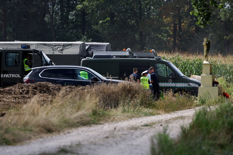 Sebuah benda tak dikenal jatuh dan meledak di ladang jagung semalam di Polandia timur, Rabu (20/8/2025). (REUTERS/Kacper Pempel) Sebuah benda tak dikenal jatuh dan meledak di ladang jagung semalam di Polandia timur, Rabu (20/8/2025). (REUTERS/Kacper Pempel)