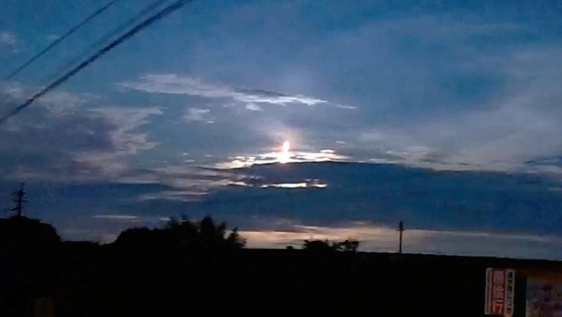 Sebuah bola api melesat di langit, terlihat dari Kumamoto, Kyushu, Jepang, Selasa (19/8/2025). (Sosial Media//via REUTERS)