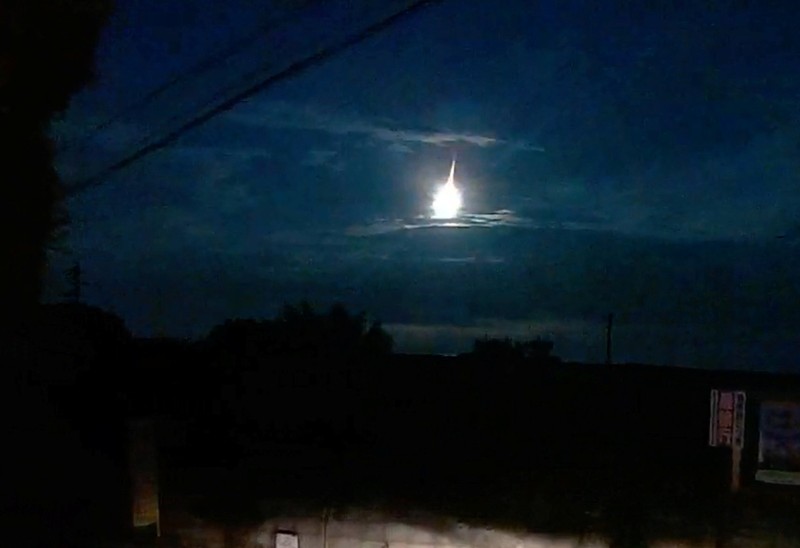 Sebuah bola api melesat di langit, terlihat dari Kumamoto, Kyushu, Jepang, Selasa (19/8/2025). (Sosial Media//via REUTERS)