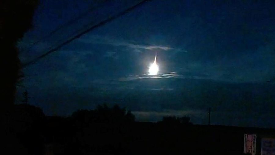 Sebuah bola api melesat di langit, terlihat dari Kumamoto, Kyushu, Jepang, Selasa (19/8/2025). (Sosial Media//via REUTERS)