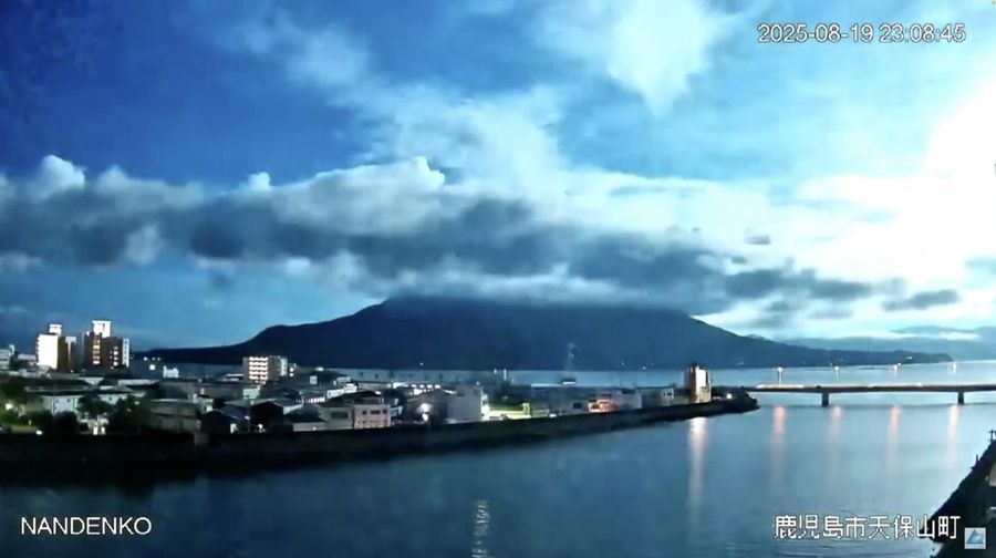 Sebuah bola api melesat di langit, terlihat dari Kumamoto, Kyushu, Jepang, Selasa (19/8/2025). (Sosial Media//via REUTERS)
