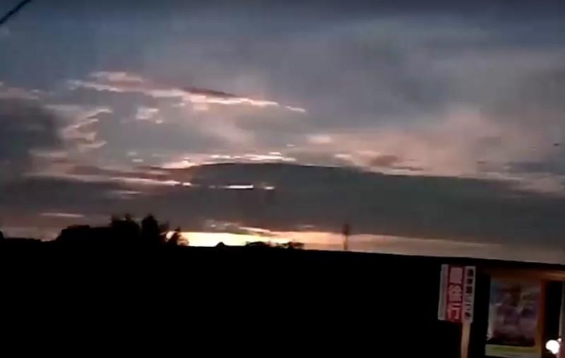 Sebuah bola api melesat di langit, terlihat dari Kumamoto, Kyushu, Jepang, Selasa (19/8/2025). (Sosial Media//via REUTERS) Sebuah bola api melesat di langit, terlihat dari Kumamoto, Kyushu, Jepang, Selasa (19/8/2025). (Sosial Media//via REUTERS)