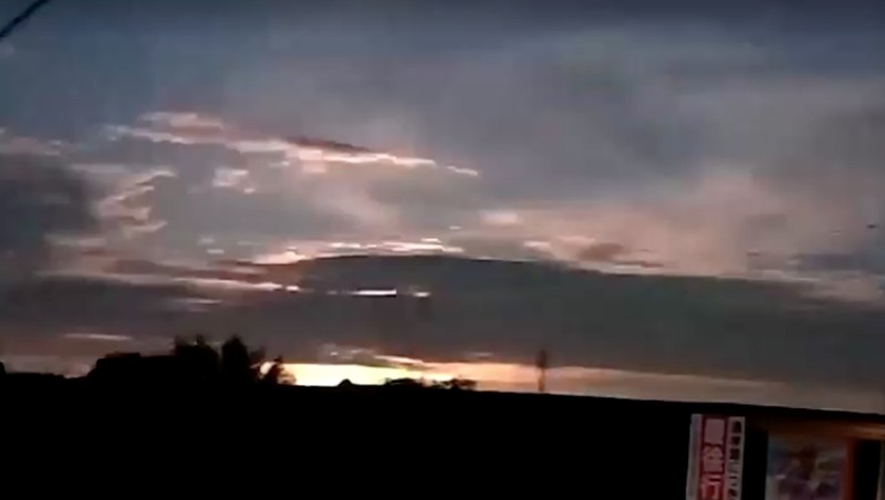 Sebuah bola api melesat di langit, terlihat dari Kumamoto, Kyushu, Jepang, Selasa (19/8/2025). (Sosial Media//via REUTERS)