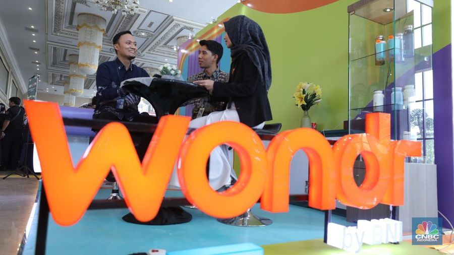 Sejumlah pengunjung memenuhi area stand booth Bank BNI dalam acara LPS Financial Festival 2025 di Regale International Convention Center, Medan, Sumatera Utara, Rabu (20/8/2025). (CNBC Indonesia/Tri Susilo)