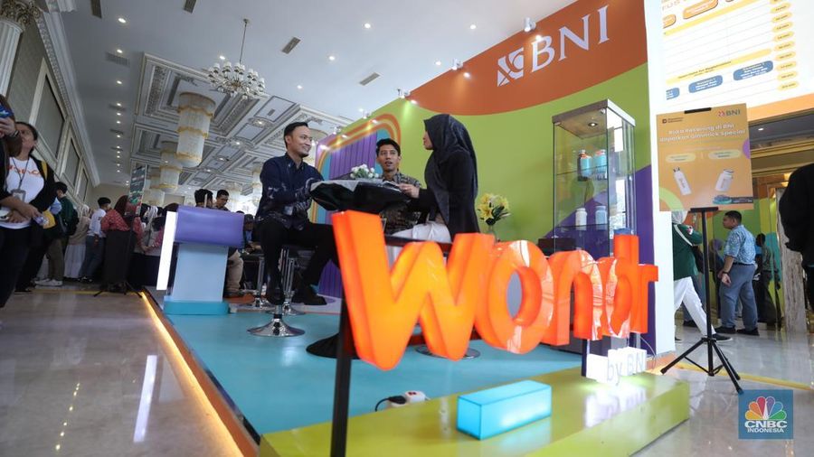 Sejumlah pengunjung memenuhi area stand booth Bank BNI dalam acara LPS Financial Festival 2025 di Regale International Convention Center, Medan, Sumatera Utara, Rabu (20/8/2025). (CNBC Indonesia/Tri Susilo)