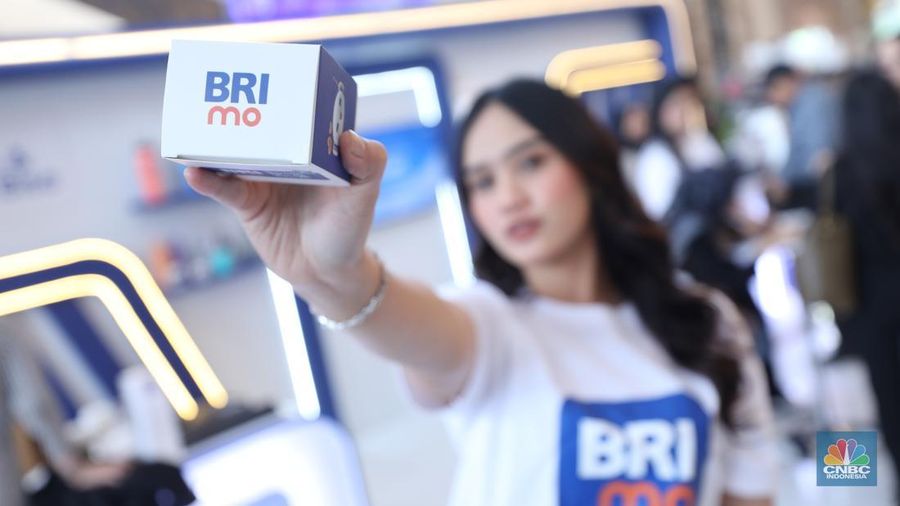 Sejumlah pengunjung memenuhi area stand booth Bank BRI dalam acara LPS Financial Festival 2025 di Regale International Convention Center, Medan, Sumatera Utara, Rabu (20/8/2025). (CNBC Indonesia/Tri Susilo)