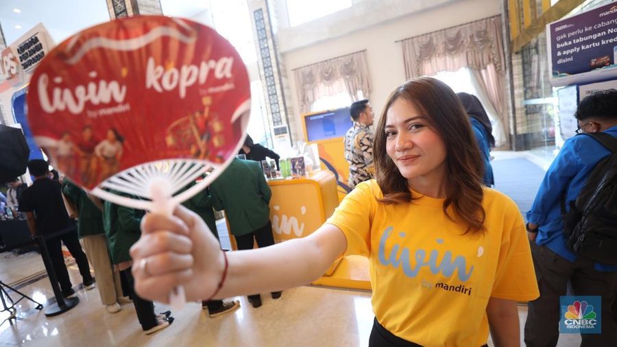 Sejumlah pengunjung memenuhi area stand booth Bank Mandiri dalam acara LPS Financial Festival 2025 di Regale International Convention Center, Medan, Sumatera Utara, Rabu (20/8/2025). (CNBC Indonesia/Tri Susilo)