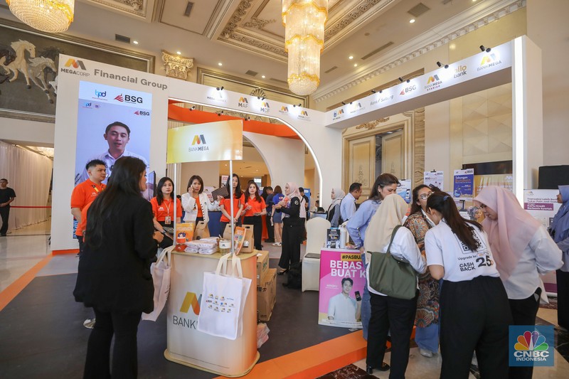 Sejumlah pengunjung memenuhi stand booth LPS dalam acara LPS Financial Festival 2025 di Regale International Convention Center, Medan, Sumatera Utara, Rabu (20/8/2025). Sejumlah pengunjung memenuhi stand booth LPS dalam acara LPS Financial Festival 2025 di Regale International Convention Center, Medan, Sumatera Utara, Rabu (20/8/2025). (CNBC Indonesia/Tri Susilo)