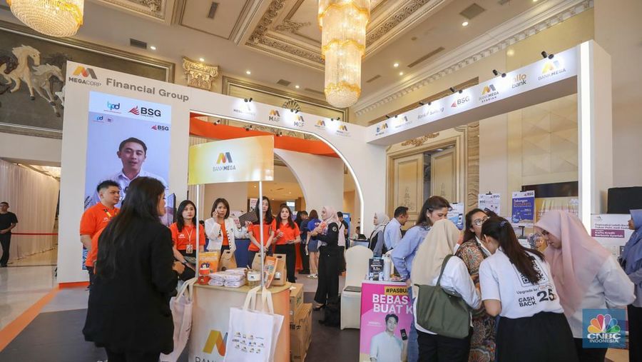 Sejumlah pengunjung memenuhi area stand booth Bank Mega dalam acara LPS Financial Festival 2025 di Regale International Convention Center, Medan, Sumatera Utara, Rabu (20/8/2025). (CNBC Indonesia/Tri Susilo)