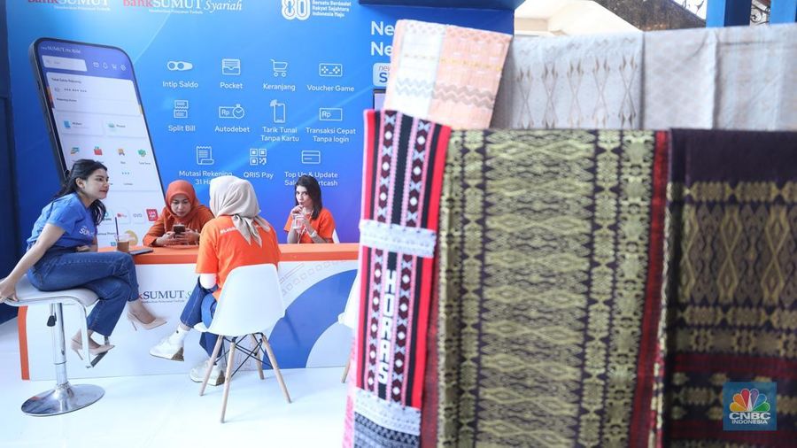 Suasana registrasi pelajar dan mahasiswa dalam acara LPS FInancial Festival 2025 di Regale International Convention Center, Medan, Sumatera Utara, Rabu (20/8/2025). (CNBC Indonesia/Tri Susilo)