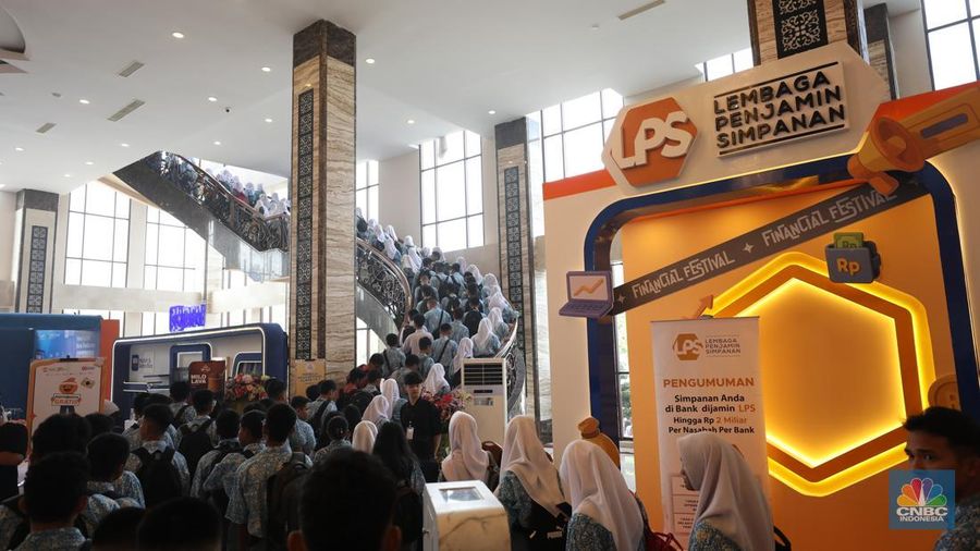 Sejumlah pengunjung memenuhi stand booth LPS dalam acara LPS Financial Festival 2025 di Regale International Convention Center, Medan, Sumatera Utara, Rabu (20/8/2025). (CNBC Indonesia/Tri Susilo)