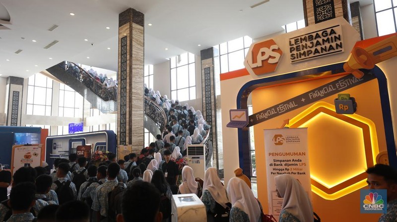 Sejumlah pengunjung memenuhi stand booth LPS dalam acara LPS Financial Festival 2025 di Regale International Convention Center, Medan, Sumatera Utara, Rabu (20/8/2025). (CNBC Indonesia/Tri Susilo)