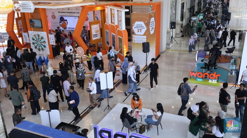 Sejumlah pengunjung memenuhi stand booth LPS dalam acara LPS Financial Festival 2025 di Regale International Convention Center, Medan, Sumatera Utara, Rabu (20/8/2025). (CNBC Indonesia/Tri Susilo)