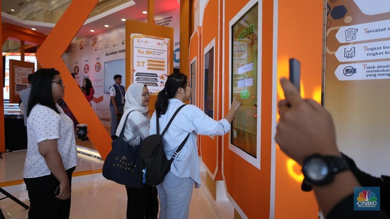 Sejumlah pengunjung memenuhi stand booth LPS dalam acara LPS Financial Festival 2025 di Regale International Convention Center, Medan, Sumatera Utara, Rabu (20/8/2025). (CNBC Indonesia/Tri Susilo)