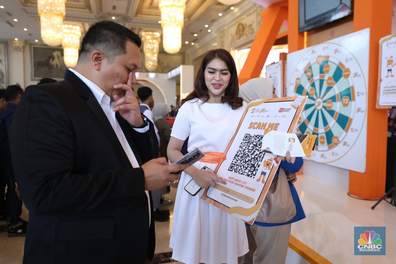 Sejumlah pengunjung memenuhi stand booth LPS dalam acara LPS Financial Festival 2025 di Regale International Convention Center, Medan, Sumatera Utara, Rabu (20/8/2025). Sejumlah pengunjung memenuhi stand booth LPS dalam acara LPS Financial Festival 2025 di Regale International Convention Center, Medan, Sumatera Utara, Rabu (20/8/2025). (CNBC Indonesia/Tri Susilo)