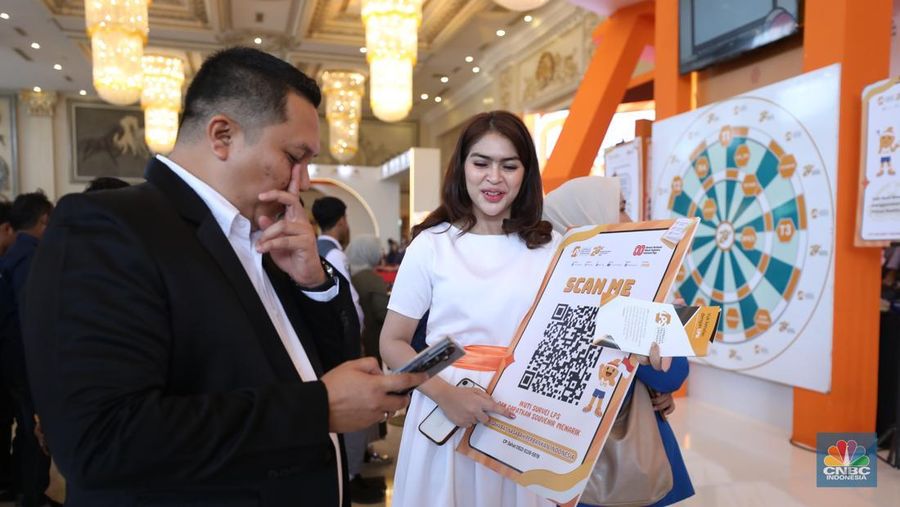 Sejumlah pengunjung memenuhi stand booth LPS dalam acara LPS Financial Festival 2025 di Regale International Convention Center, Medan, Sumatera Utara, Rabu (20/8/2025). (CNBC Indonesia/Tri Susilo)