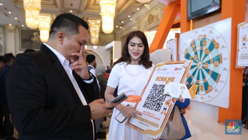 Sejumlah pengunjung memenuhi stand booth LPS dalam acara LPS Financial Festival 2025 di Regale International Convention Center, Medan, Sumatera Utara, Rabu (20/8/2025). (CNBC Indonesia/Tri Susilo)