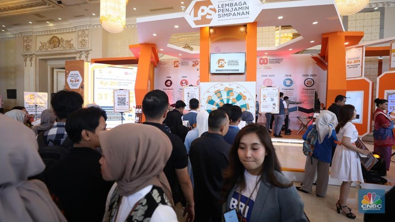 Sejumlah pengunjung memenuhi stand booth LPS dalam acara LPS Financial Festival 2025 di Regale International Convention Center, Medan, Sumatera Utara, Rabu (20/8/2025). (CNBC Indonesia/Tri Susilo)