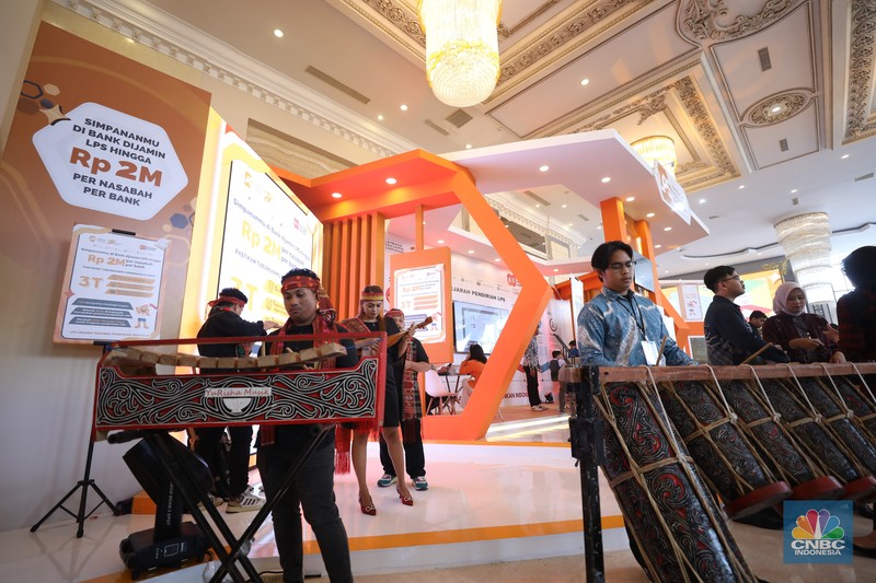 Sejumlah pengunjung memenuhi stand booth LPS dalam acara LPS Financial Festival 2025 di Regale International Convention Center, Medan, Sumatera Utara, Rabu (20/8/2025). (CNBC Indonesia/Tri Susilo)