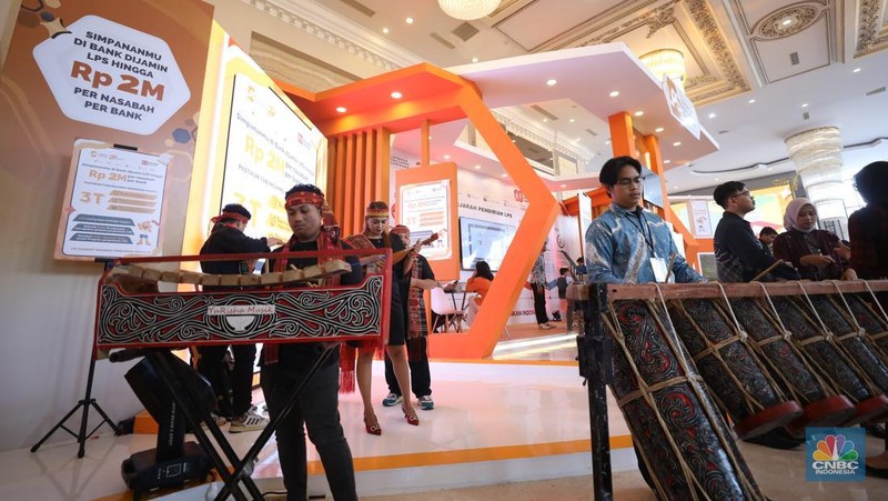Sejumlah pengunjung memenuhi stand booth LPS dalam acara LPS Financial Festival 2025 di Regale International Convention Center, Medan, Sumatera Utara, Rabu (20/8/2025). (CNBC Indonesia/Tri Susilo)