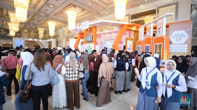Sejumlah pengunjung memenuhi stand booth LPS dalam acara LPS Financial Festival 2025 di Regale International Convention Center, Medan, Sumatera Utara, Rabu (20/8/2025). (CNBC Indonesia/Tri Susilo)
