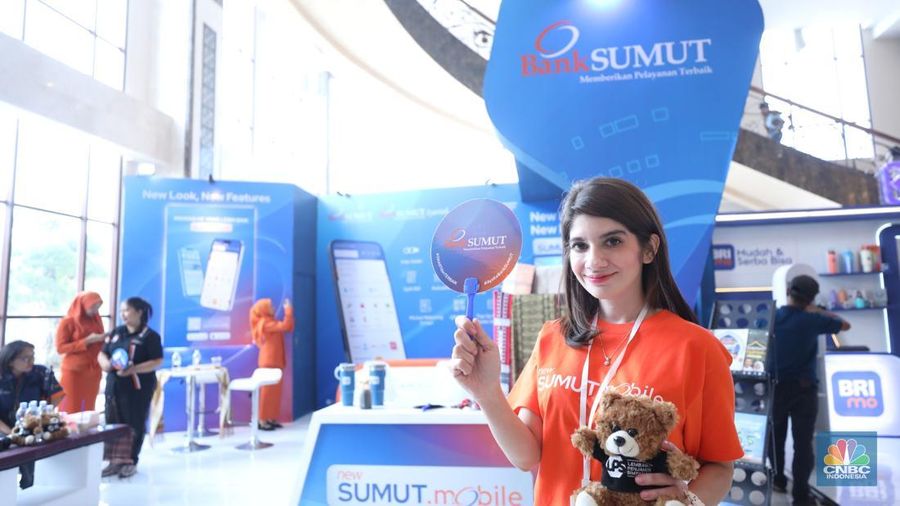 Sejumlah pengunjung memenuhi stand booth perbankan dalam acara LPS Financial Festival 2025 di Regale International Convention Center, Medan, Sumatera Utara, Rabu (20/8/2025). (CNBC Indonesia/Tri Susilo)