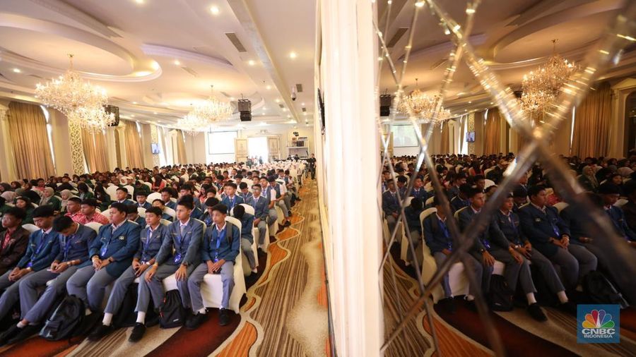 Sejumlah pengunjung memenuhi stand booth LPS dalam acara LPS Financial Festival 2025 di Regale International Convention Center, Medan, Sumatera Utara, Rabu (20/8/2025). (CNBC Indonesia/Tri Susilo)