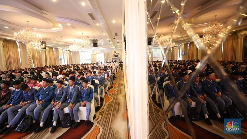 Sejumlah pengunjung memenuhi stand booth LPS dalam acara LPS Financial Festival 2025 di Regale International Convention Center, Medan, Sumatera Utara, Rabu (20/8/2025). (CNBC Indonesia/Tri Susilo)