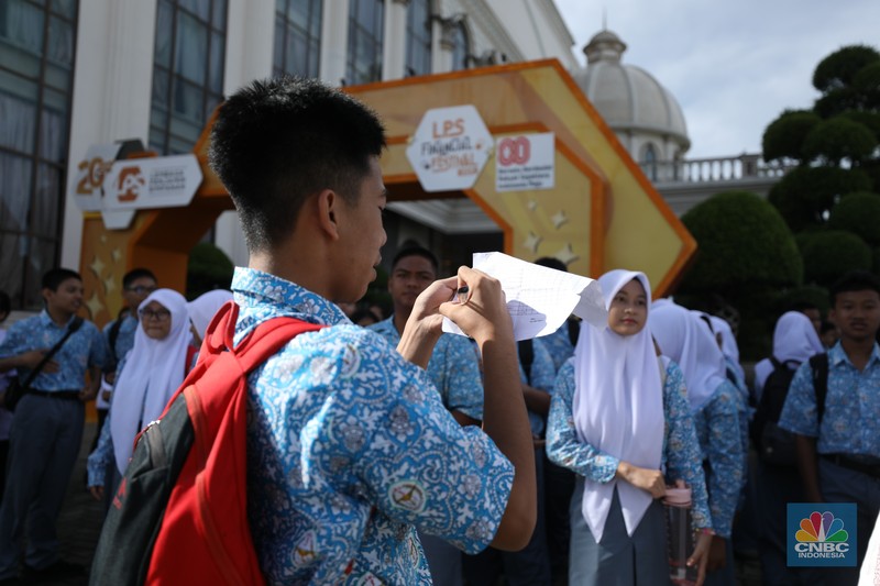 Suasana registrasi pelajar dan mahasiswa dalam acara LPS FInancial Festival 2025 di Regale International Convention Center, Medan, Sumatera Utara, Rabu (20/8/2025). (CNBC Indonesia/Tri Susilo)