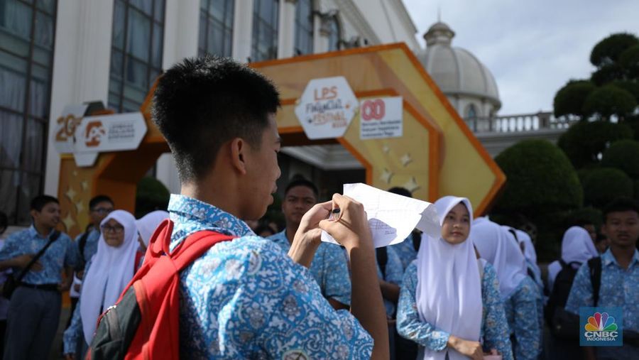 Suasana registrasi pelajar dan mahasiswa dalam acara LPS FInancial Festival 2025 di Regale International Convention Center, Medan, Sumatera Utara, Rabu (20/8/2025). (CNBC Indonesia/Tri Susilo)