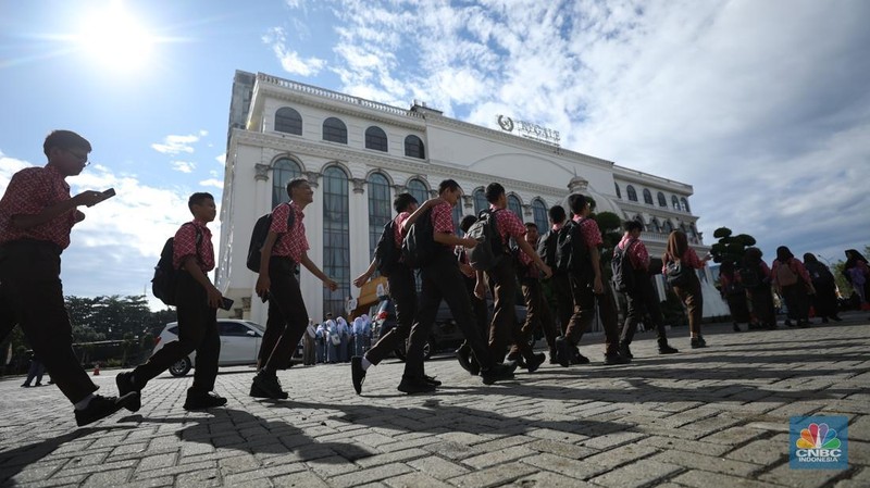 Suasana registrasi pelajar dan mahasiswa dalam acara LPS FInancial Festival 2025 di Regale International Convention Center, Medan, Sumatera Utara, Rabu (20/8/2025). (CNBC Indonesia/Tri Susilo)
