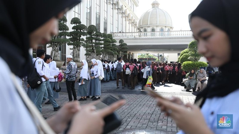Suasana registrasi pelajar dan mahasiswa dalam acara LPS FInancial Festival 2025 di Regale International Convention Center, Medan, Sumatera Utara, Rabu (20/8/2025). (CNBC Indonesia/Tri Susilo)