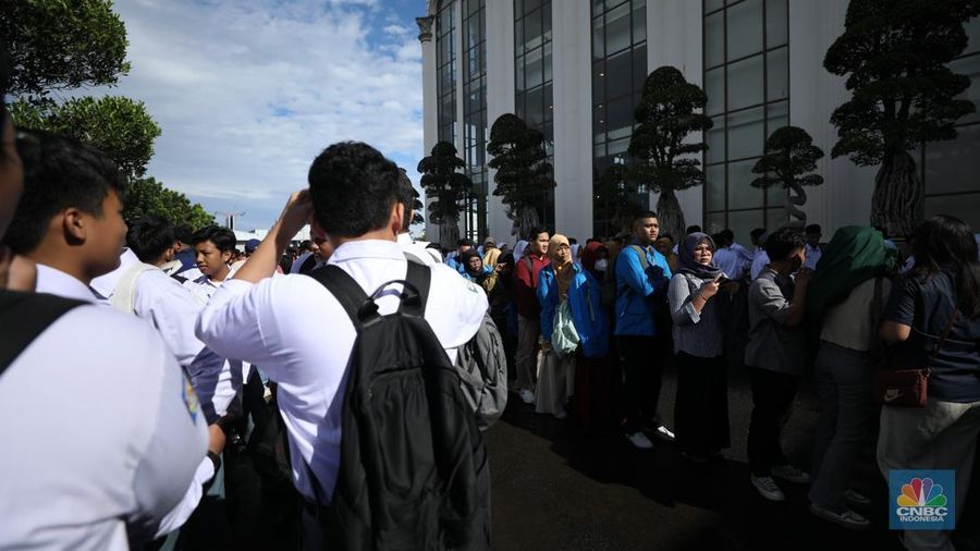 Suasana registrasi pelajar dan mahasiswa dalam acara LPS FInancial Festival 2025 di Regale International Convention Center, Medan, Sumatera Utara, Rabu (20/8/2025). (CNBC Indonesia/Tri Susilo)