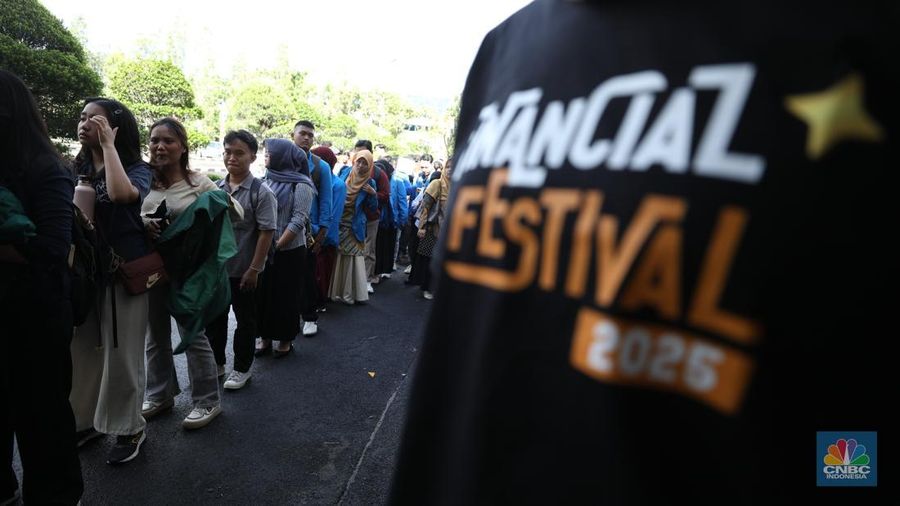 Suasana registrasi pelajar dan mahasiswa dalam acara LPS FInancial Festival 2025 di Regale International Convention Center, Medan, Sumatera Utara, Rabu (20/8/2025). (CNBC Indonesia/Tri Susilo)