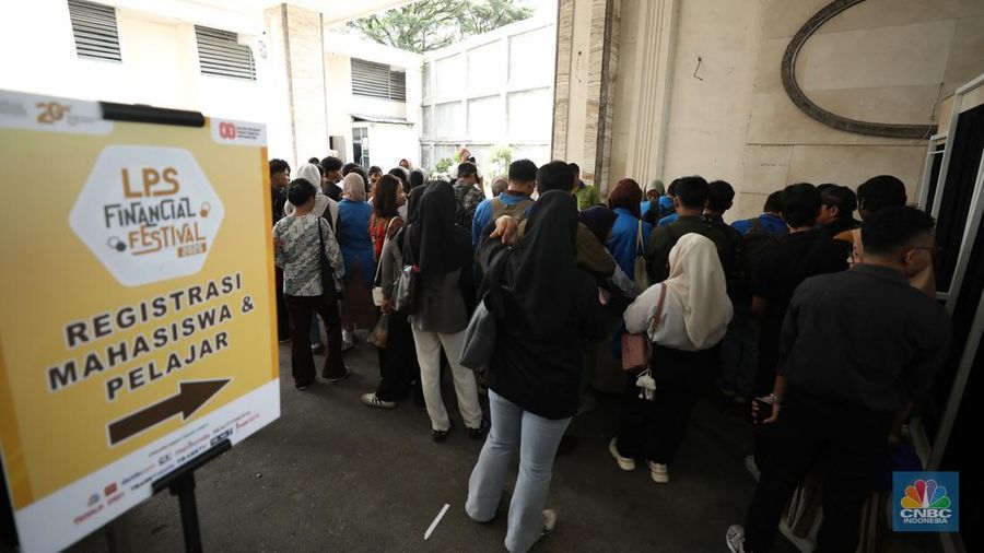 Suasana registrasi pelajar dan mahasiswa dalam acara LPS FInancial Festival 2025 di Regale International Convention Center, Medan, Sumatera Utara, Rabu (20/8/2025). (CNBC Indonesia/Tri Susilo)