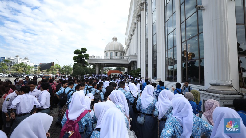 Suasana registrasi pelajar dan mahasiswa dalam acara LPS FInancial Festival 2025 di Regale International Convention Center, Medan, Sumatera Utara, Rabu (20/8/2025). (CNBC Indonesia/Tri Susilo)