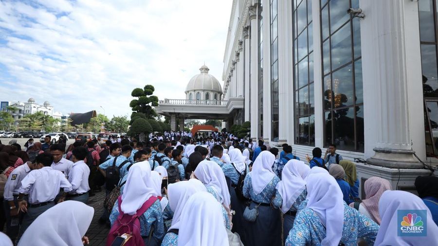 Suasana registrasi pelajar dan mahasiswa dalam acara LPS FInancial Festival 2025 di Regale International Convention Center, Medan, Sumatera Utara, Rabu (20/8/2025). (CNBC Indonesia/Tri Susilo)