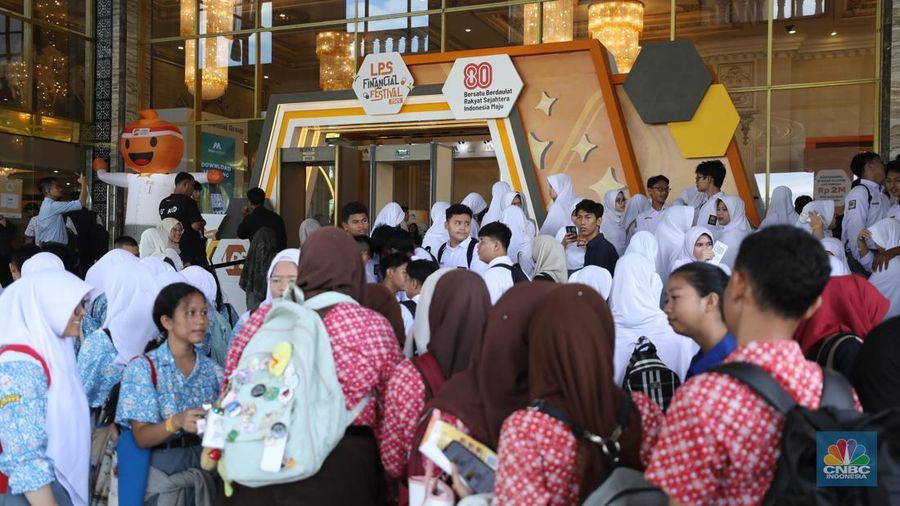 Suasana registrasi pelajar dan mahasiswa dalam acara LPS FInancial Festival 2025 di Regale International Convention Center, Medan, Sumatera Utara, Rabu (20/8/2025). (CNBC Indonesia/Tri Susilo)