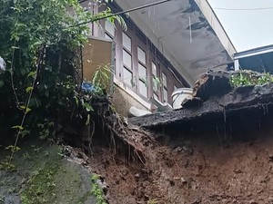 Tanah Longsor hingga Rumah Ambruk Akibat Hujan Deras di Bogor