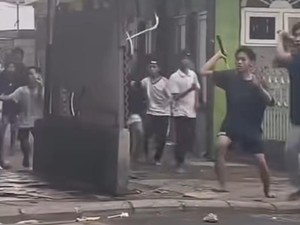 Viral Remaja di Tenggumung Surabaya Tawuran Bawa Celurit