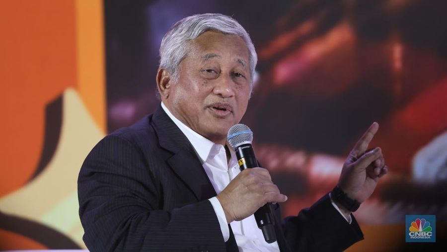 Tokoh Nasional, Prof. Dr. Mohammad Nuh menyampaikan kisah inspirasinya dalam acara LPS FInancial Festival 2025 di Regale International Convention Center, Medan, Sumatera Utara, Rabu (20/8/2025). (CNBC Indonesi/Tri Susilo)