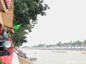 Wapres Gibran Buka Pawai Jalur di Sungai Kuantan