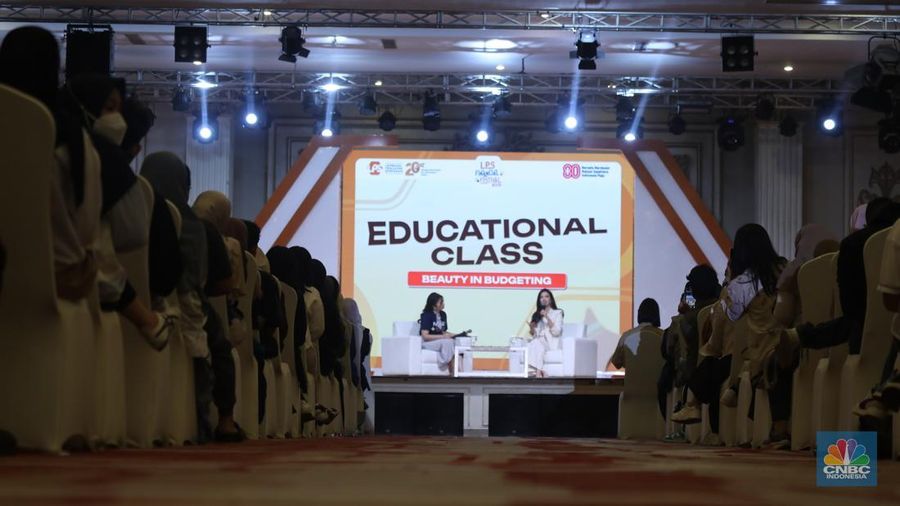 Aktris skaligus Staf Khusus Komdigi, Raline Shah menyampaikan pemaparan saat kelas edukasi dalam acara LPS FInancial Festival 2025 di Regale International Convention Center, Medan, Sumatera Utara, Kamis (21/8/2025). (CNBC Indonesia/Tri Susilo)
