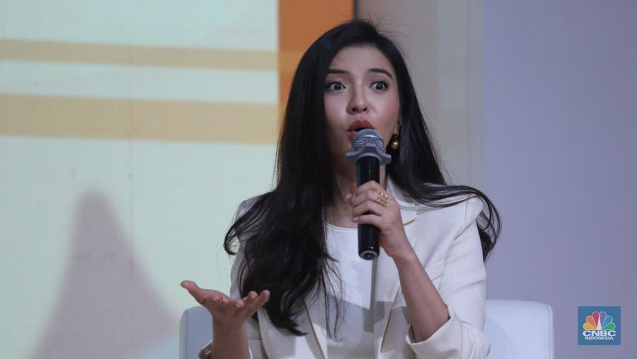 Aktris skaligus Staf Khusus Komdigi, Raline Shah menyampaikan pemaparan saat kelas edukasi dalam acara LPS FInancial Festival 2025 di Regale International Convention Center, Medan, Sumatera Utara, Kamis (21/8/2025). (CNBC Indonesia/Tri Susilo)