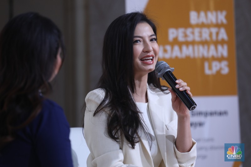 Aktris skaligus Staf Khusus Komdigi, Raline Shah menyampaikan pemaparan saat kelas edukasi dalam acara LPS FInancial Festival 2025 di Regale International Convention Center, Medan, Sumatera Utara, Kamis (21/8/2025). (CNBC Indonesia/Tri Susilo)
